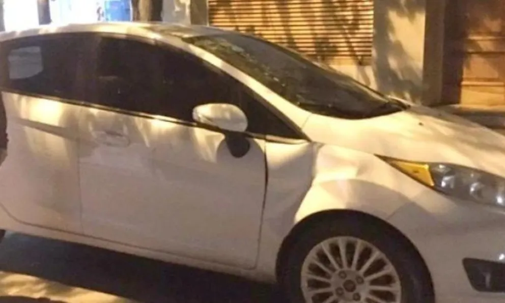 Tres personas fueron hospitalizadas tras chocar un auto y una moto en San Martín y Olascoaga