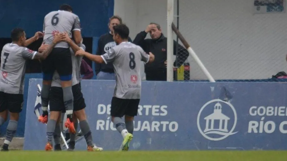 El Club Ciudad de Bolívar le ganó a Atenas, sigue invicto y es el único escolta