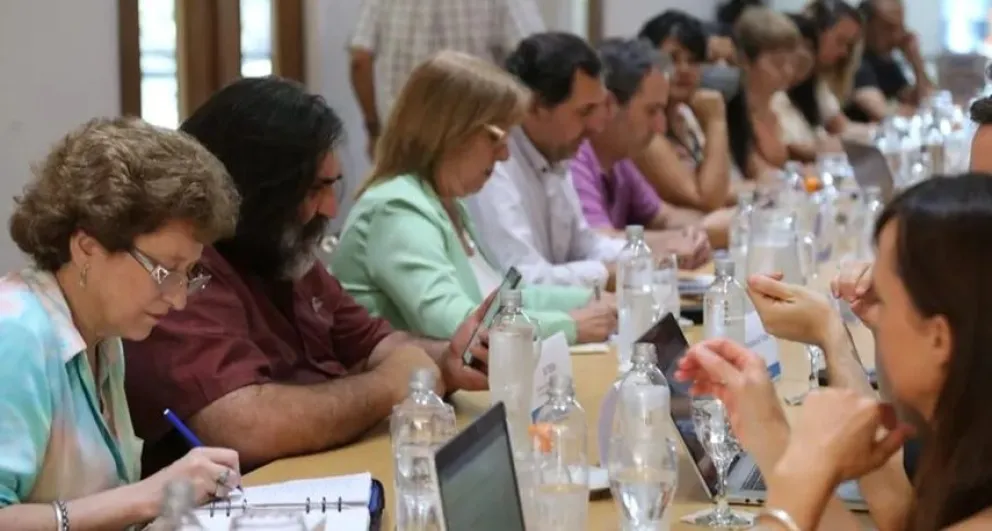 Paritaria docente: FEB solicita un aumento retroactivo a marzo y un 7,5% para abril