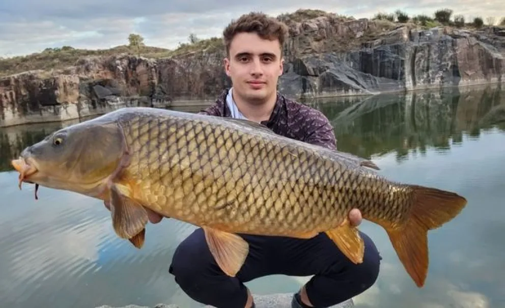 Un joven olavarriense pescó dos carpas de más de 8 kilos en una cantera