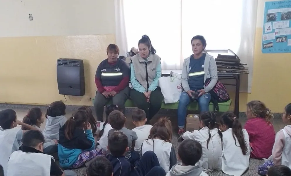 Promotoras ambientales visitaron la Escuela 40 en el marco del Día del trabajador y la trabajadora