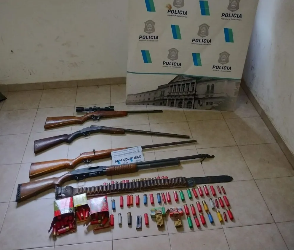 Un hombre mató a tiros a tres perros, allanaron su casa y encontraron un arsenal