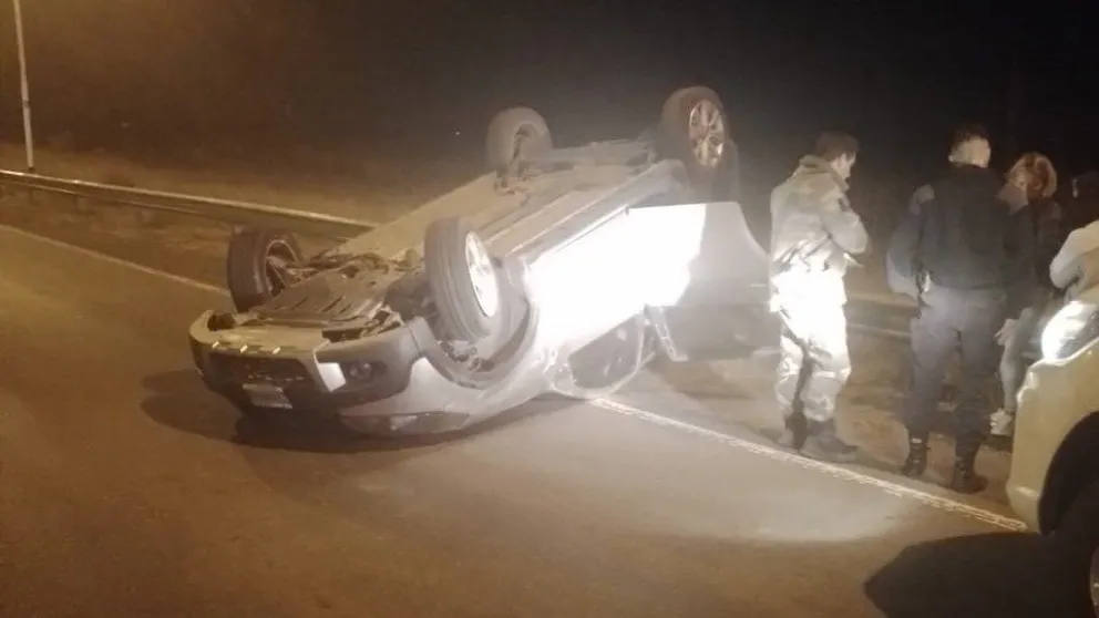 Dos personas hospitalizadas tras un vuelco en la rotonda que une las rutas 65 y 205