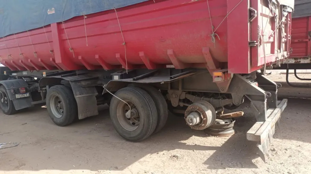 Robaron cuatro ruedas de un camión y lo dejaron apoyado en ladrillos