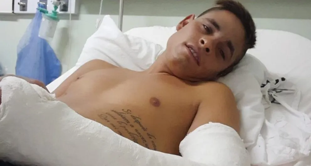 Lo golpearon con un fierro, le quedó un brazo inmóvil y lanzó una rifa para poder solventar una prótesis