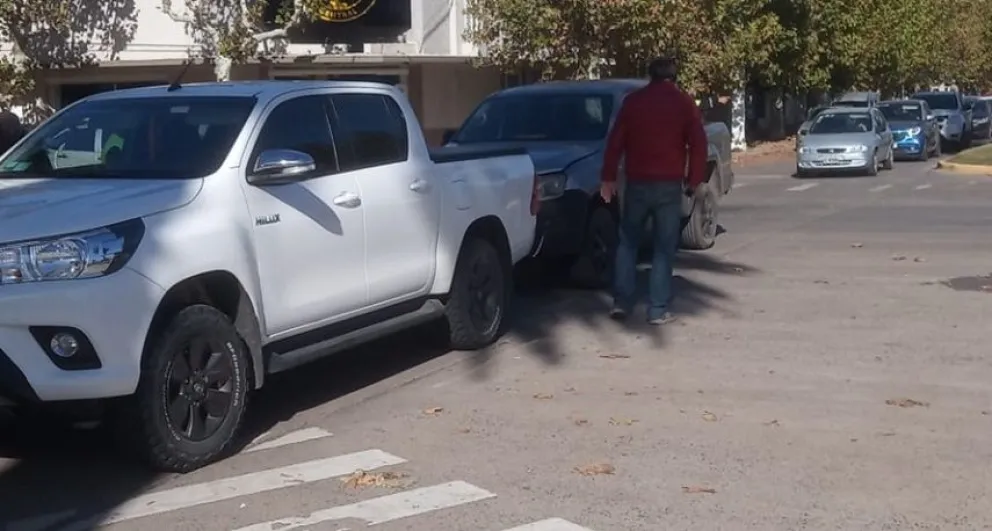Se produjo un choque por alcance entre dos camionetas en Mitre y General Paz
