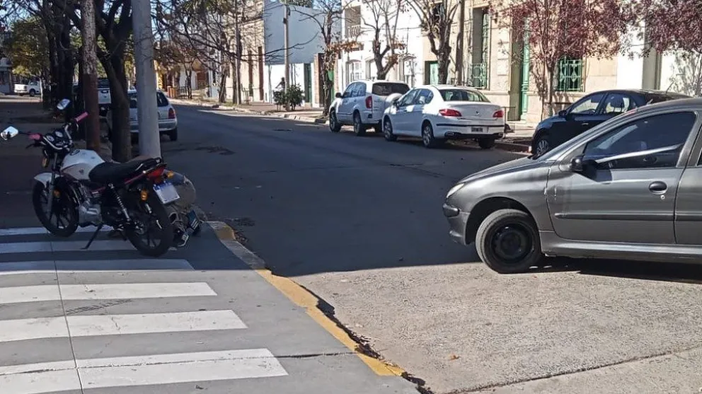Motociclista hospitalizada tras una colisión en avenida San Martín y Olascoaga