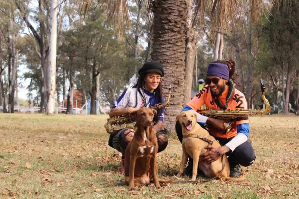 Viajan en bicicleta, viven de la música y pasaron por Bolívar: "Nos fue muy bien"