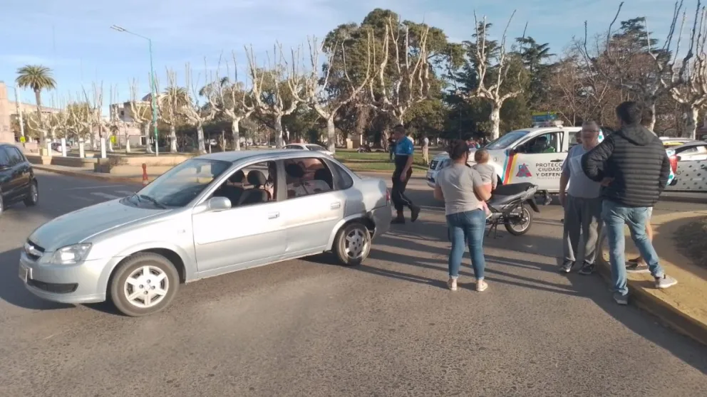 Dos personas fueron hospitalizadas tras una colisión en pleno centro