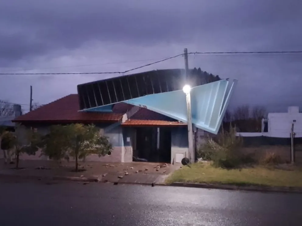 Impactante temporal en la zona: una pileta cayó arriba del techo de una casa
