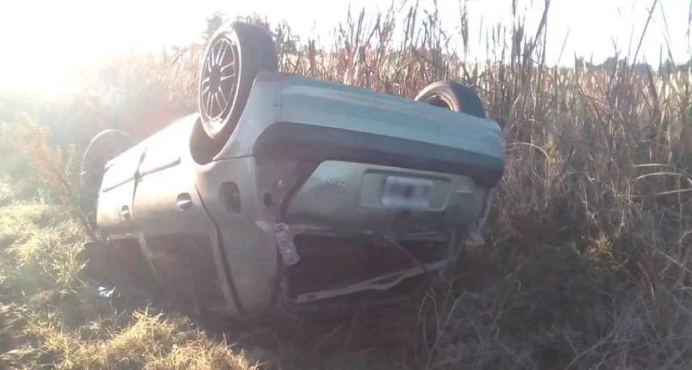 Un hombre fue hospitalizado tras volcar con su auto en un camino de tierra