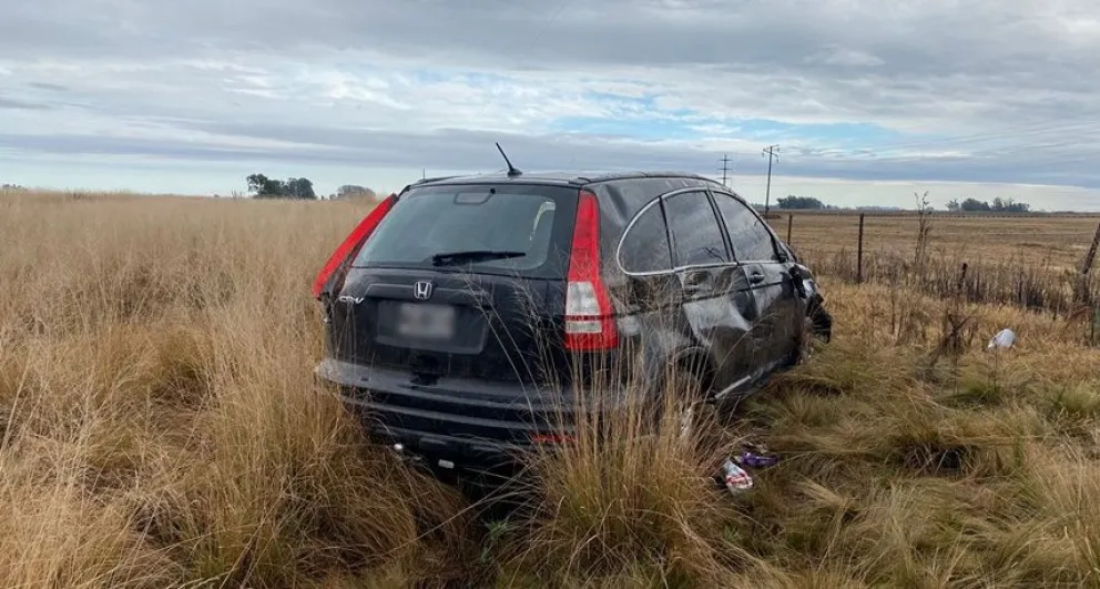 A un auto se le rompió un neumático y volcó en la ruta 65