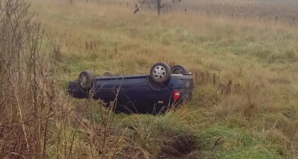 Un auto volcó en la ruta 65, en cercanías a la bajada de Miramar