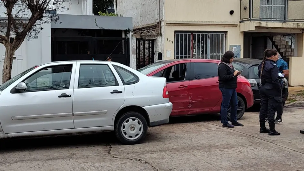 Un automóvil colisionó contra otro vehículo estacionado en calle Avellaneda
