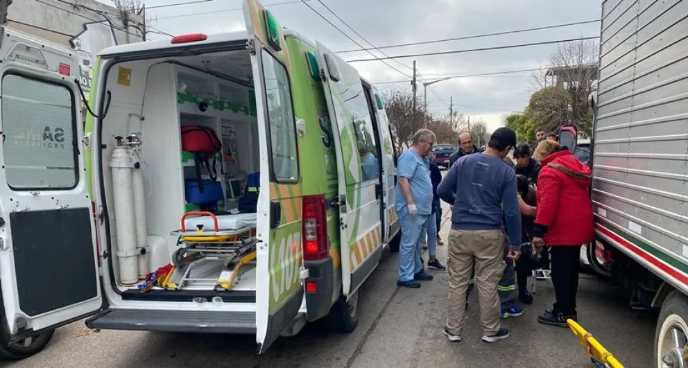 Una mujer fue hospitalizada tras caer de su moto en Olascoaga y Boer