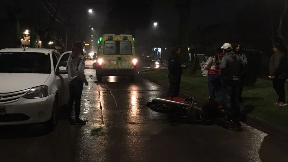 Una mujer abrió la puerta de un automóvil y provocó la caída de dos motociclistas