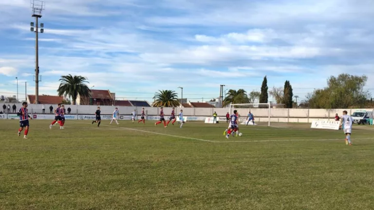El Club Ciudad de Bolívar le ganó a Peñarol y sigue prendido en la pelea