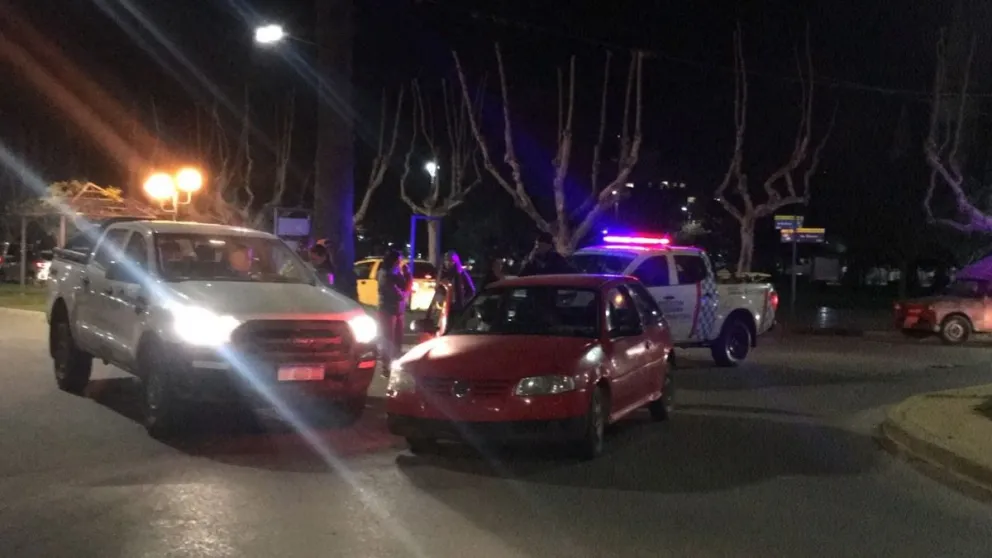 Un automóvil y una camioneta protagonizaron una colisión en pleno centro