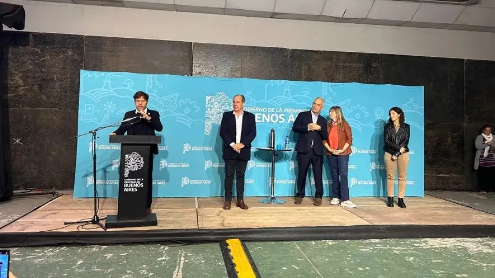 Video: una mujer subió al escenario e increpó a Axel Kicillof durante un acto