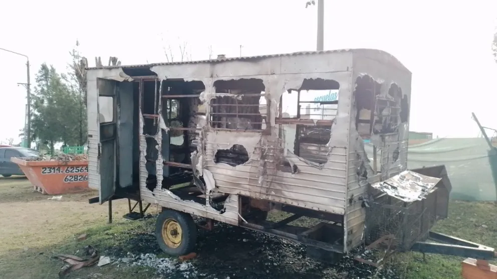 Se incendió una casilla que se usaba de obrador en la Escuela 20