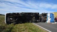 Un camión que viajaba con destino a Bolívar sufrió un vuelco en Ruta 226