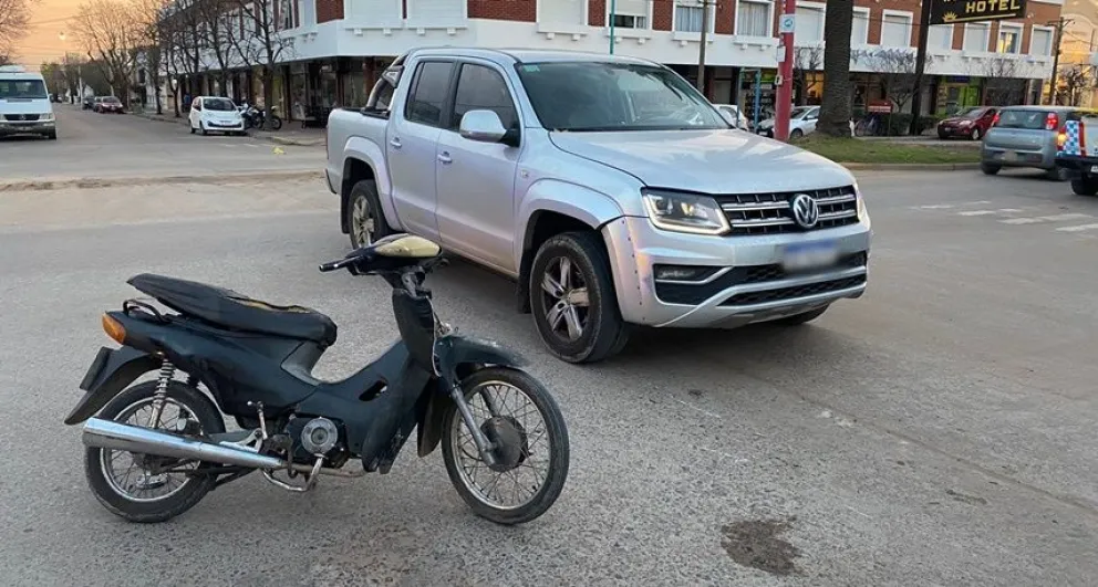 Un motociclista menor de edad fue trasladado en ambulancia tras un accidente con una camioneta