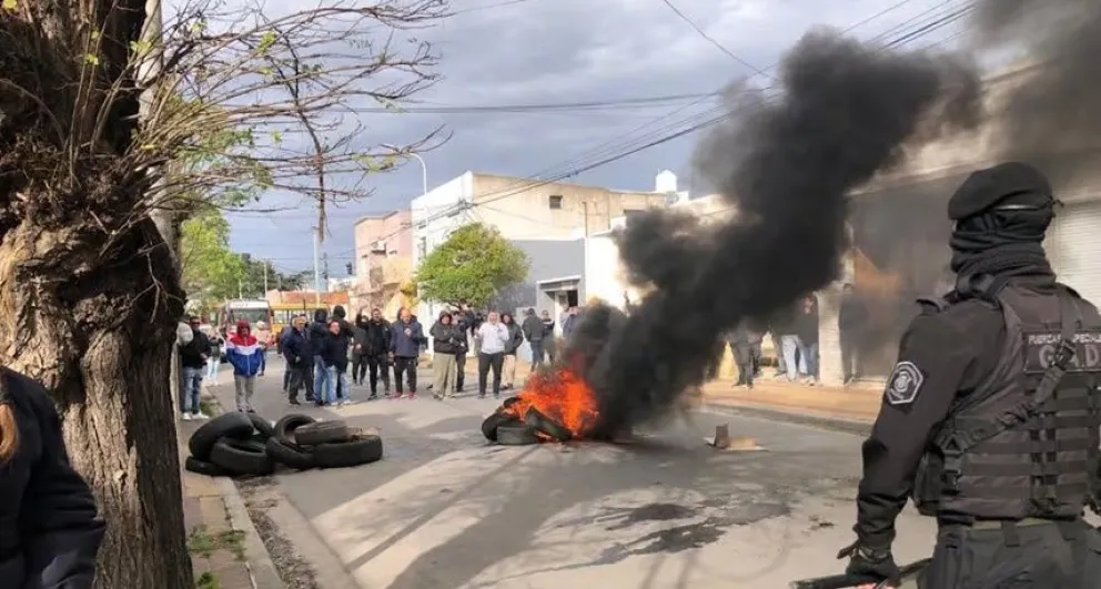 Paro e incidentes por una interna gremial entre colectiveros 