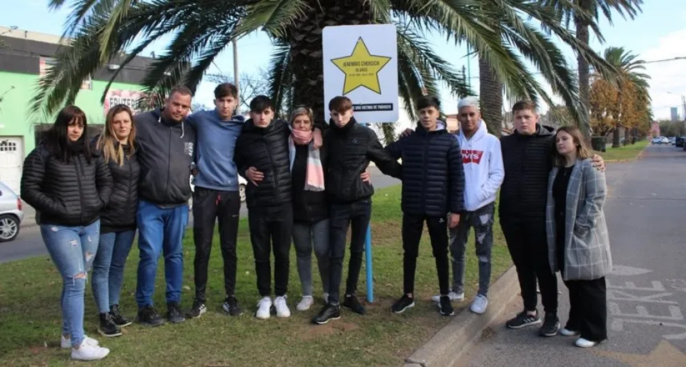 Colocaron una estrella amarilla con el nombre de Jeremías Chersich en el lugar del accidente