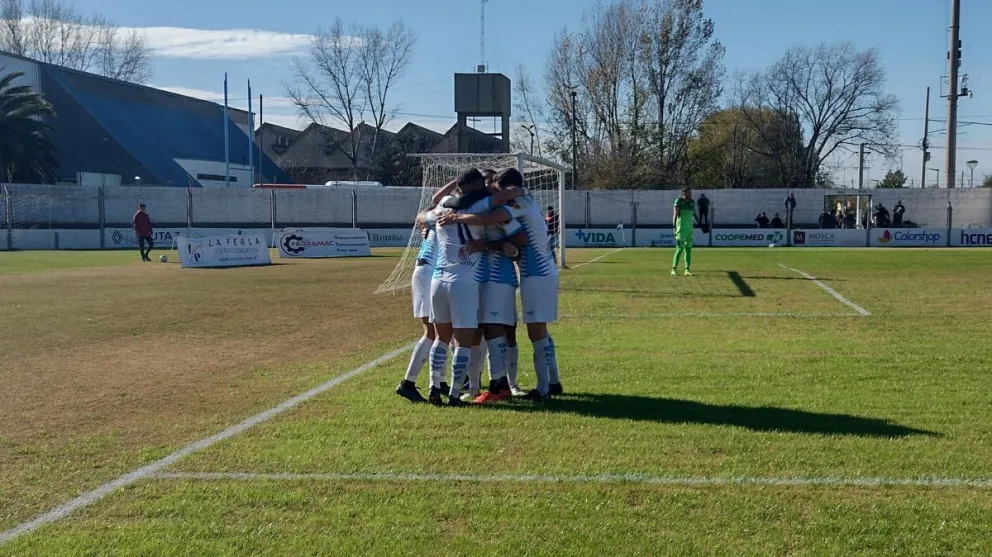 El Club Ciudad de Bolívar goleó a San Martín y sigue siendo el único escolta de su zona