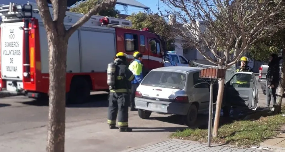 Un auto en el que circulaban dos mujeres levantó temperatura y fue auxiliado por bomberos