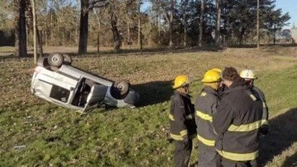Una camioneta sufrió un vuelco en Ruta 5 y un hombre resultó hospitalizado