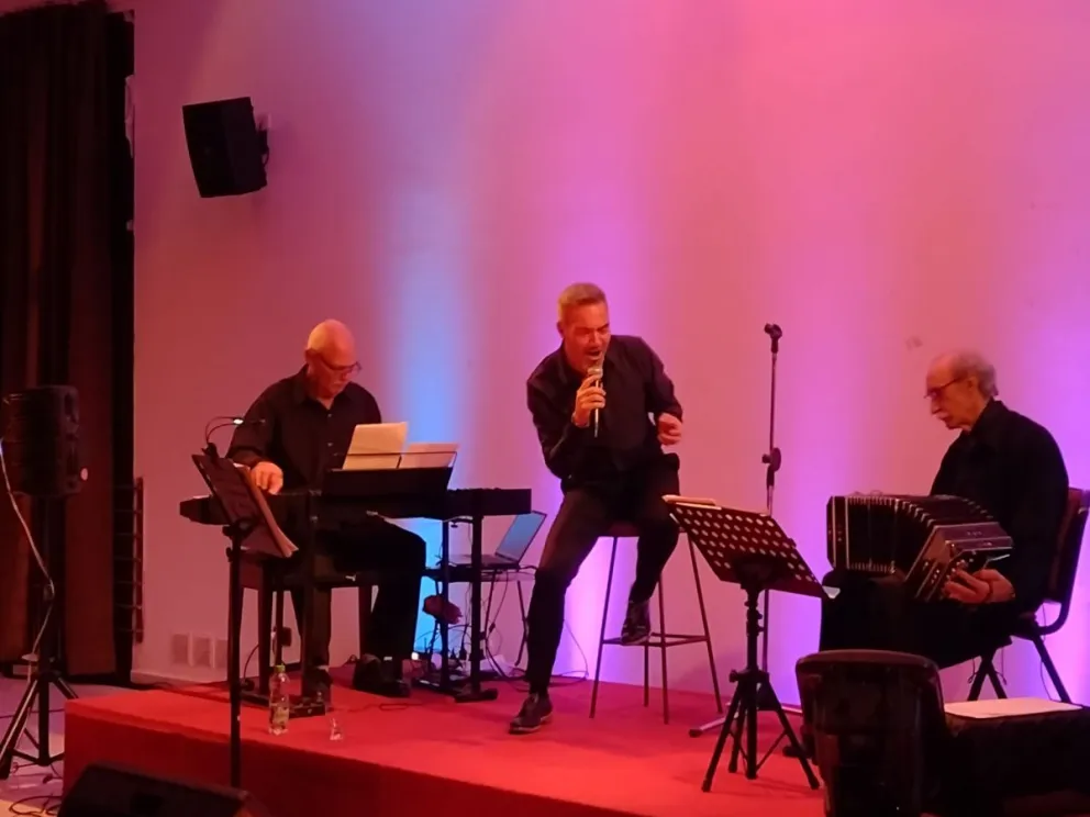 Marcos Tamborenea junto Juan Caracotche y Rubén Exertier se presentaron en la biblioteca Rivadavia