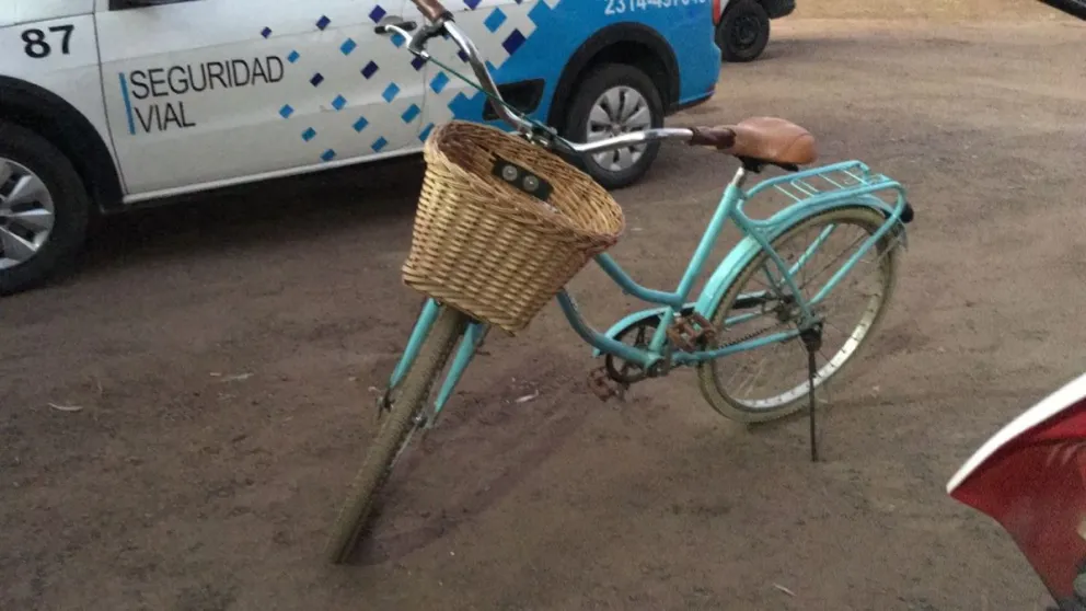 Una bicicleta y un auto colisionaron en Saenz Peña y Castelli