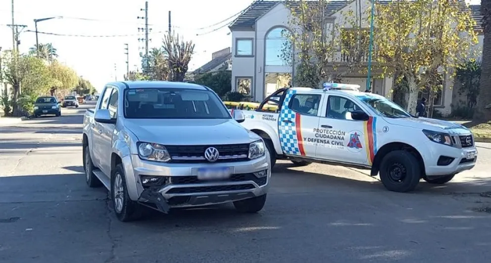 Un motociclista fue atendido por personal médico tras colisionar con una camioneta