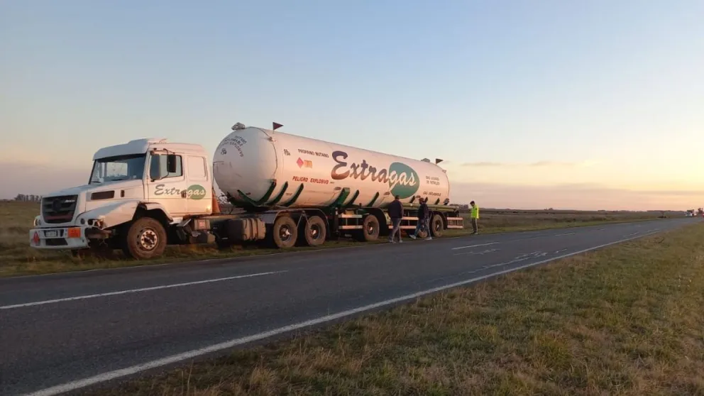 Ruta 205: mujer hospitalizada tras una colisión entre un camión y una camioneta
