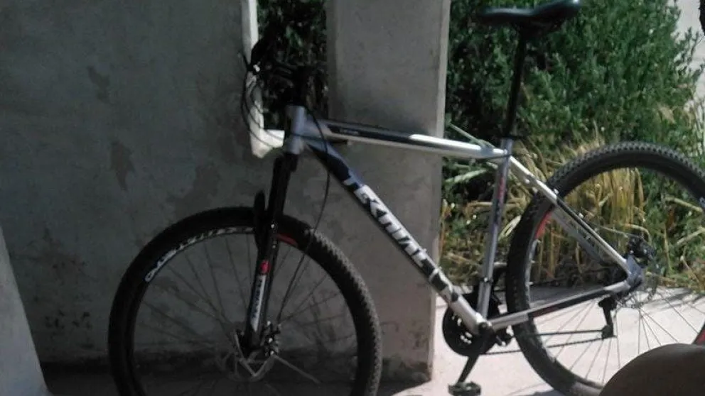 Un joven busca recuperar su bicicleta: se le cayó de una camioneta y cuando volvió no estaba