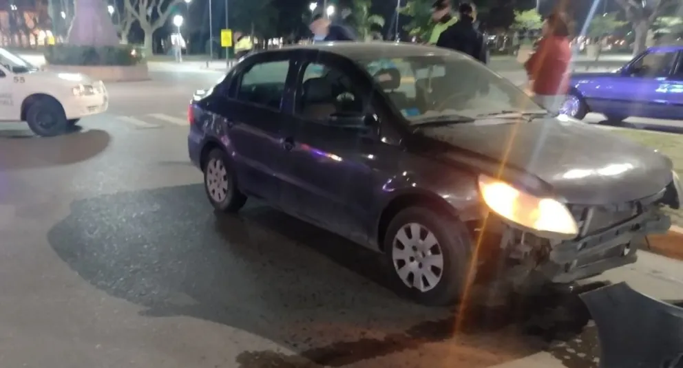 Dos autos chocaron en pleno centro de la ciudad y hubo consecuencias materiales