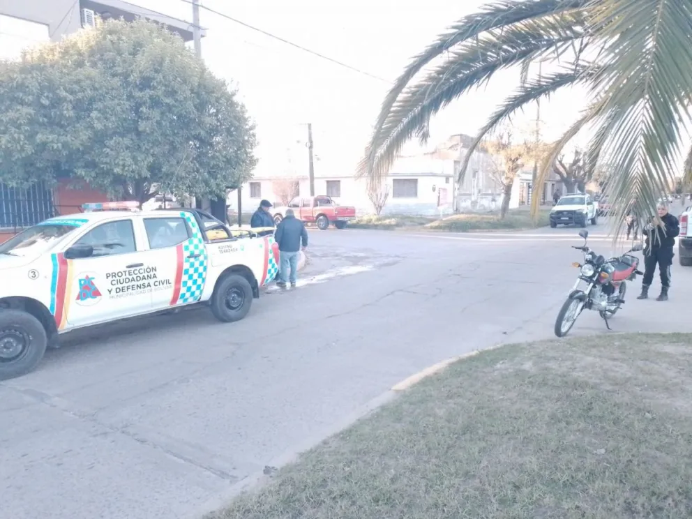 Moto y camioneta colisionaron en Quirno Costa y 25 de Mayo: un hospitalizado