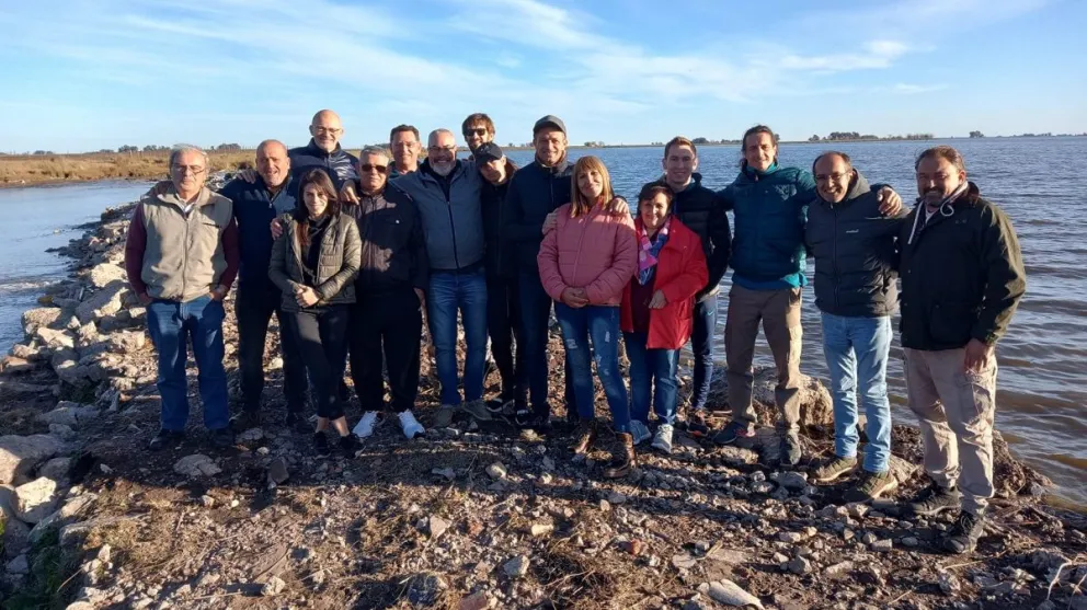 Referentes institucionales retrataron la "última foto antes de la compuerta" en la Laguna San Luis