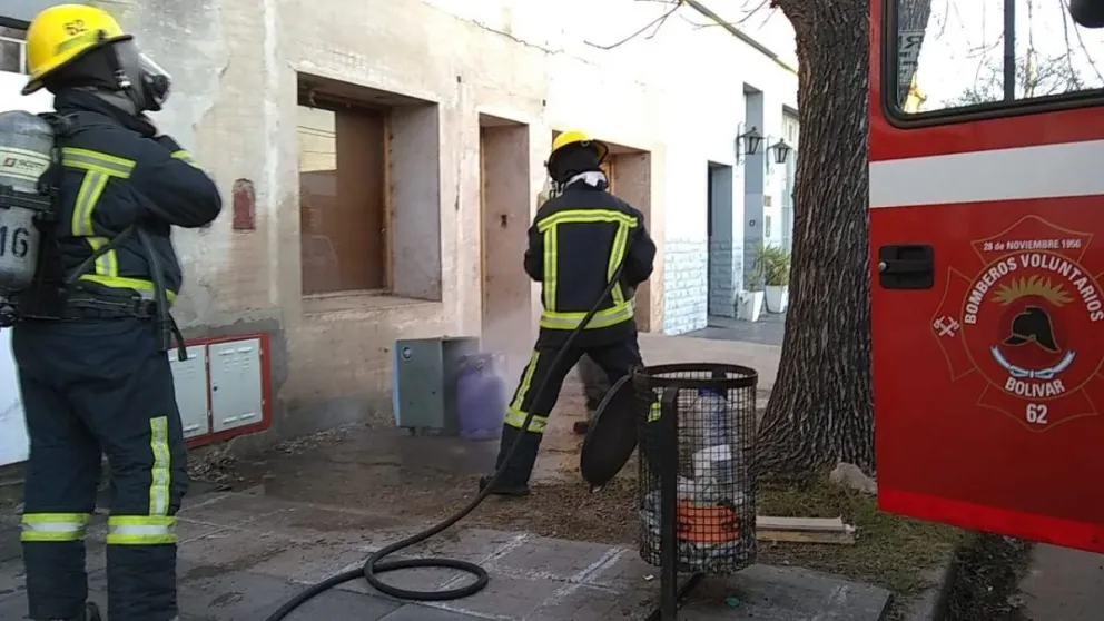 Bomberos Voluntarios trabajaron en el incendio de una garrafa