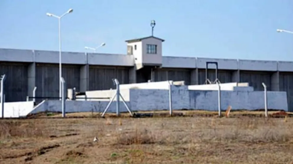 Detienen a tiempo a un interno del penal de Urdampilleta que estuvo a punto de fugarse