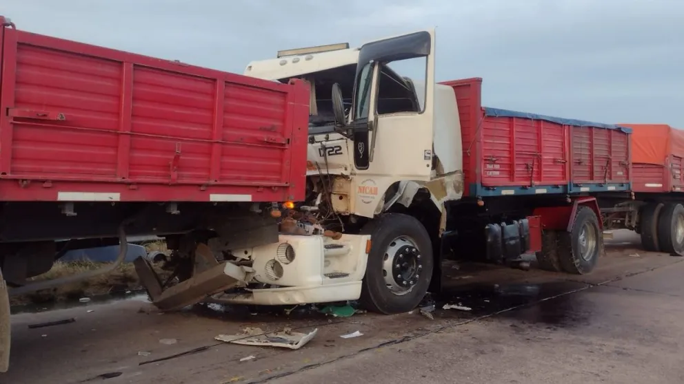 Así fue el choque que dos camiones protagonizaron en el puente del arroyo Vallimanca