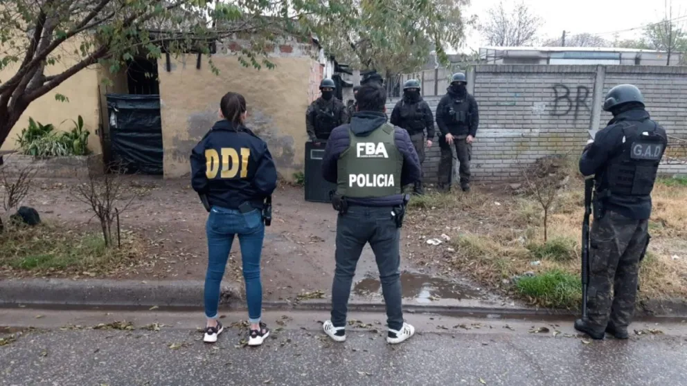 Pasajeros le robaron dinero y documentos a un remisero de la zona 