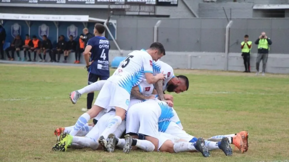 El Club Ciudad de Bolívar recibe al puntero de la zona en un partido clave